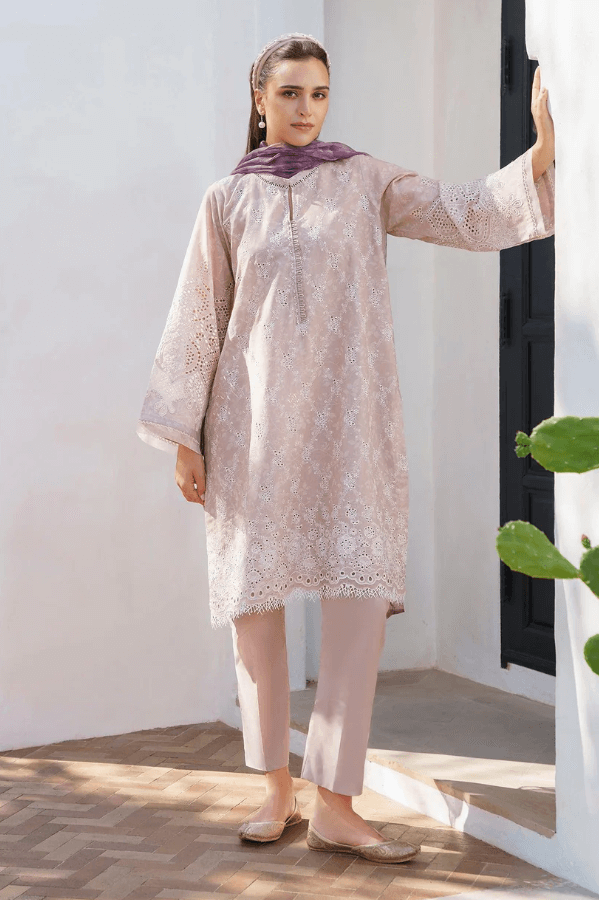 Baroque - D583 Lawn & Chiffon Collection Discover elegance redefined with Baroque's D583 collection, blending luxurious lawn and chiffon fabrics to create a stunning ensemble: Shirt: Adorned with a digital printed 90/70 lawn front and back, highlighted by