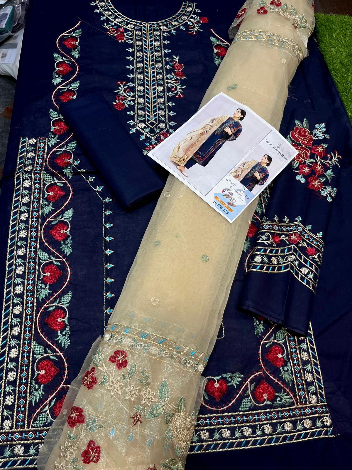 Zarashahjahan 2K24 Fine Quality Lawn Suit with Organza Embroidered Dopatta Discover elegance redefined with the Zarashahjahan 2K24 Collection, featuring a luxurious 3-piece suit crafted from fine quality lawn fabric. This exquisite ensemble is adorned wit